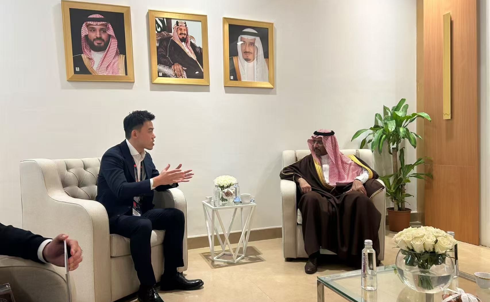 光本位科技创始人熊胤江与沙特工业与矿产资源部部长就未来合作进行交流