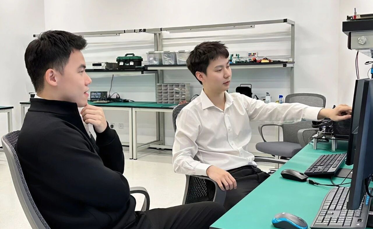 两位95后创立光计算芯片公司，研发全球首颗存算一体光芯片