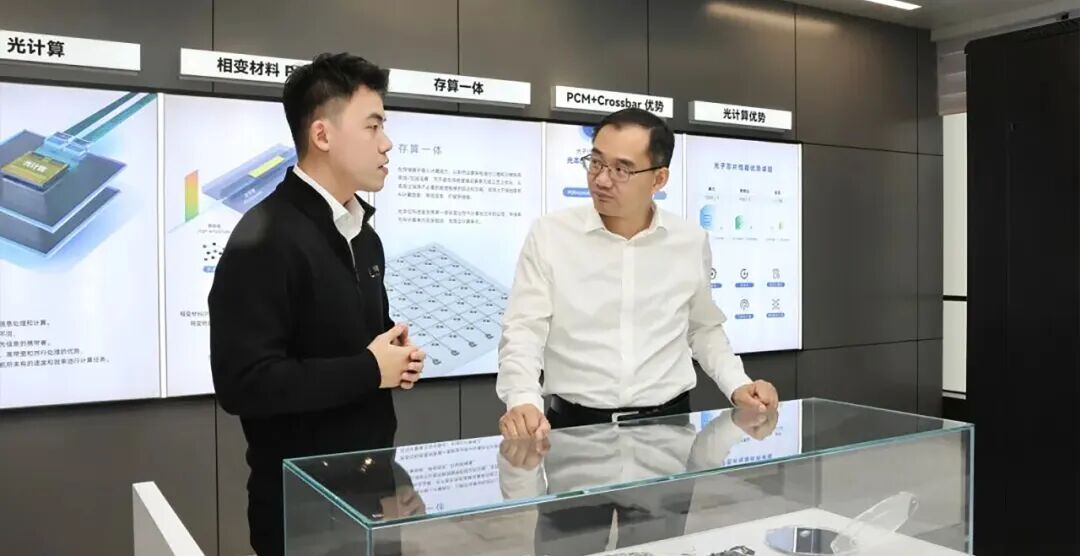 浦东新区区委书记李政走访调研光本位科技等行业领军企业(图2)