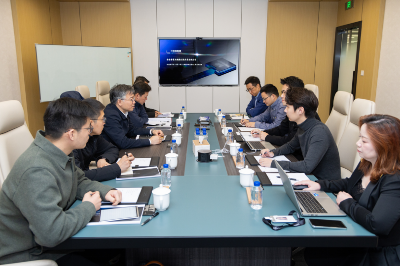 上海市科委主任骆大进带队调研光本位科技(图2)