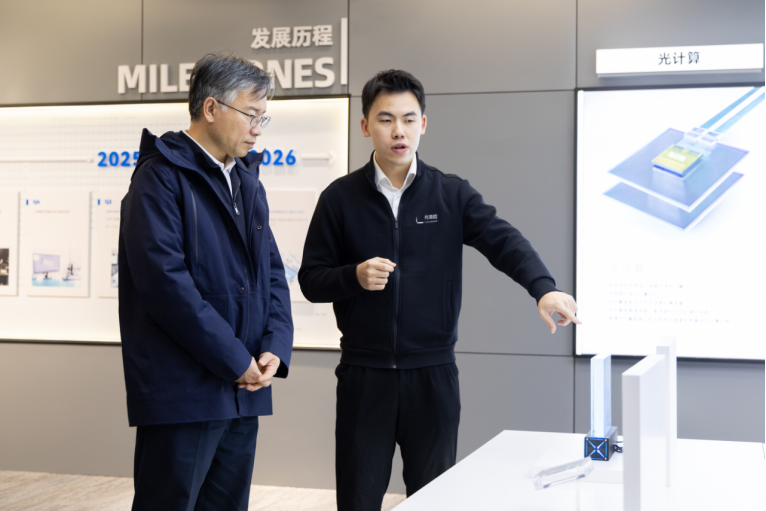 上海市科委主任骆大进带队调研光本位科技(图3)