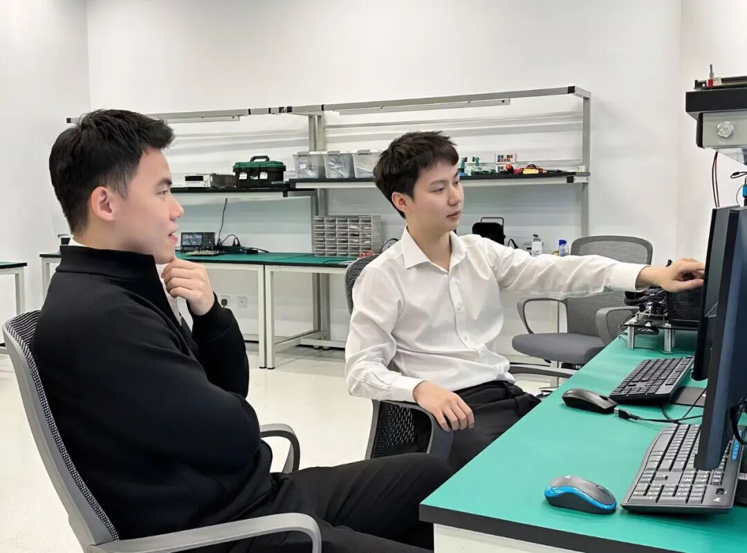 两位95后创立光计算芯片公司，研发全球首颗存算一体光芯片(图3)